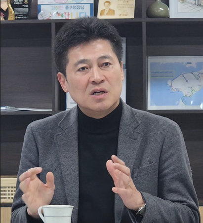 김정헌 중구청장이 영종구 기자단과의 간담회에서 영종구청사 부지 문제부터 원도심 활성화, 영종의 미래 산업 전략, 통행료 문제까지 폭넓은 현안을 설명하며 영종구의 청사진을 제시하고 있다.(사진=영종구 기자단)