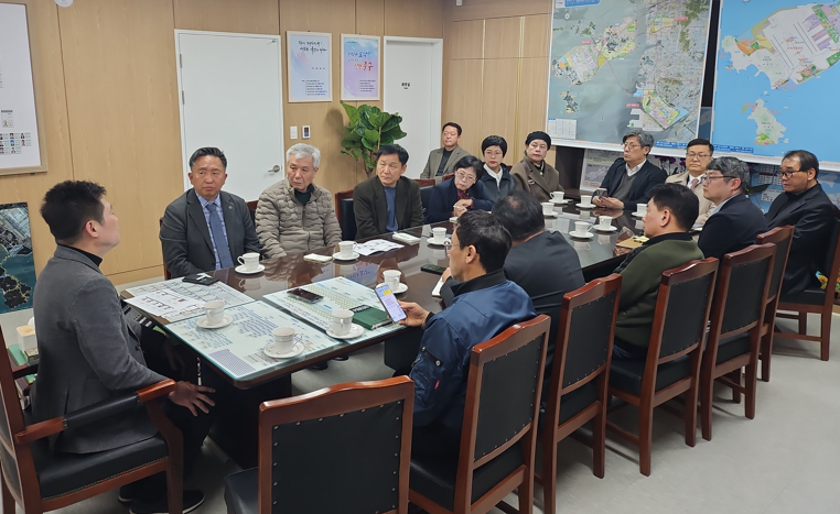영종구 기자단이 김정헌 중구청장이 밝히는 영종구의 청사진을 경청하고 있다.(사진=영종구 기자단)