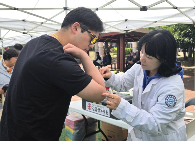 갑을장유병원 의료진이 지난 11일 장유스포츠센터 운동장 및 실내체육관 일원에서 열린 '제26회 장유의 날' 행사에서 다친 참석자를 치료하고 있다.(사진=KBI그룹)