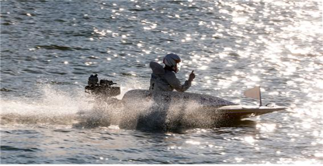 미사경정장에서 열린 경정 경주에서 우승을 차지한 선수가 손가락을 치켜들며 기뻐하고 있다. (사진=국민체육진흥공단)