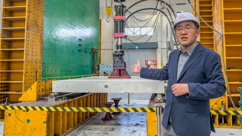 모듈러 교량 전단면 PC바닥판 구조성능 공개실험 관련하여 GS건설 담당자가 설명하고 있는 모습.(사진=GS건설)