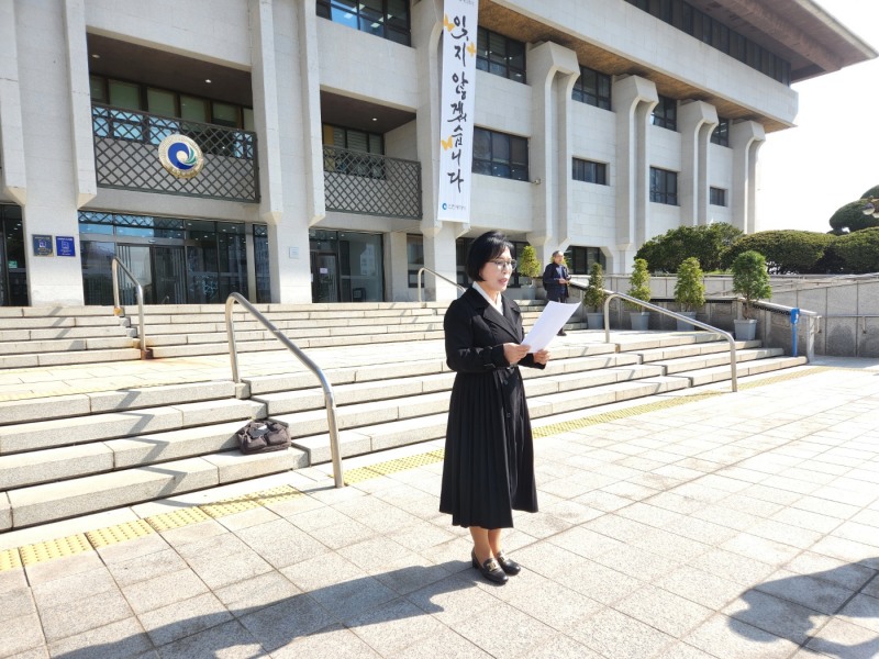 한희숙 인천시의원 예비후보가 기자회견에서 K후보와 시 공천위 관계자의 부적절한 술자리를 가졌다고 폭로하고 있다ㅣ.