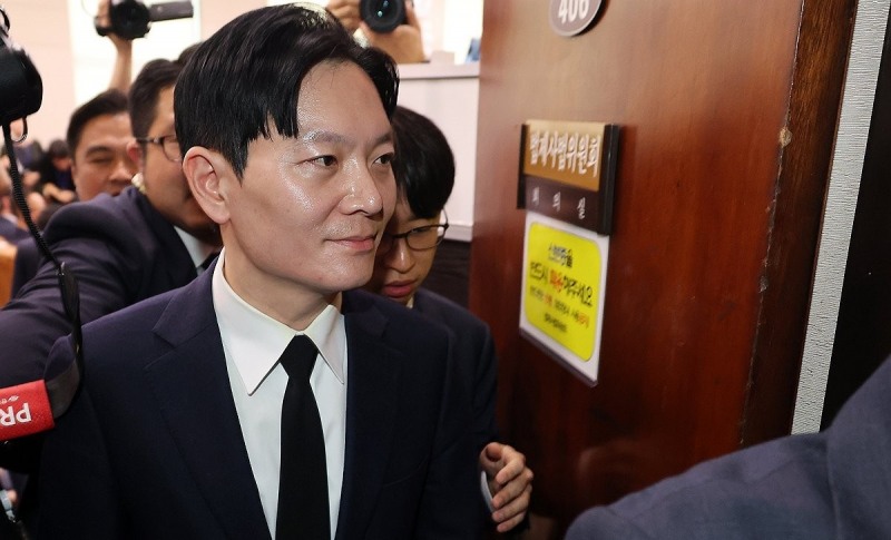 증인선서 거부한 뒤 퇴장하는 박상용 검사(사진=연합뉴스)