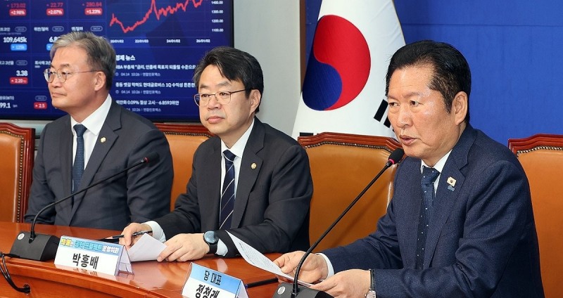 더불어민주당 '착!붙 공약 프로젝트' 6·7호 공약 발표하는 정청래 대표(사진=연합뉴스)