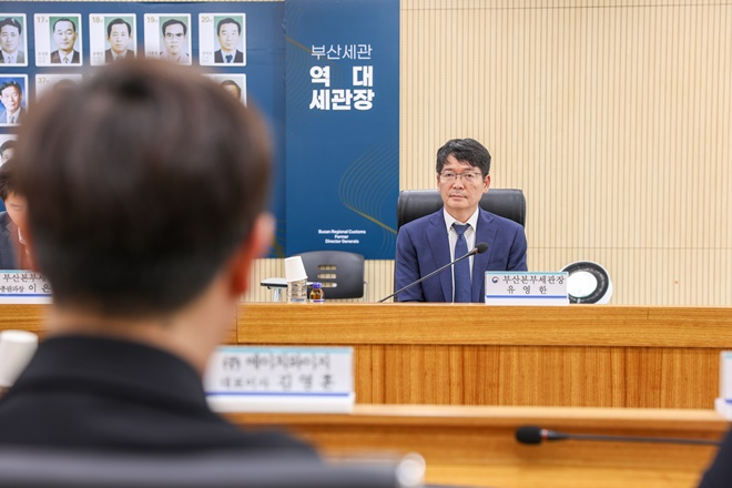 AEO 공인증서 수여식에서 유영한 부산세관장이 AEO 공인 기업과 대화하고 있다.(사진제공=부산세관)