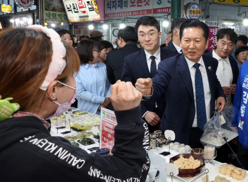 전통시장 찾은 정청래 대표(사진=연합뉴스)