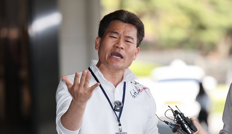 검찰 출석 전 발언하는 전한길(사진=연합뉴스)