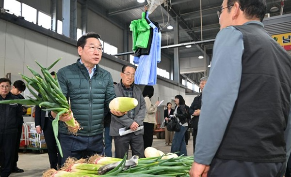 유정복 인천광역시장이 15일 남촌 농산물도매시장에서 농산물 가격 동향 등을 점검하고 있다. / 인천시