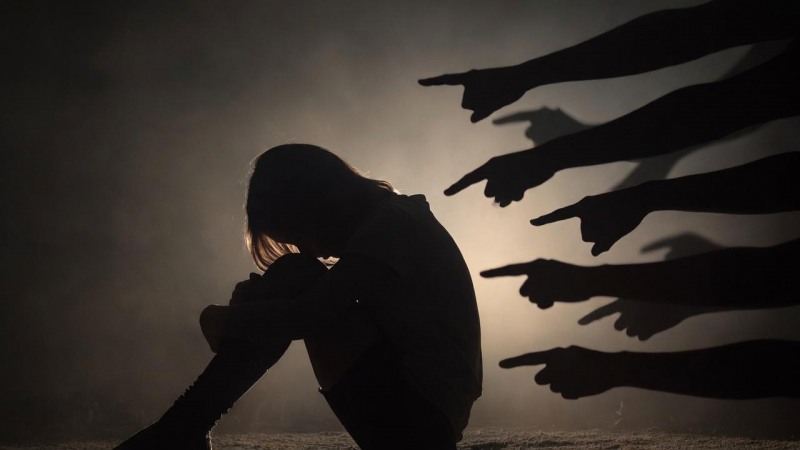 류민지·이경화(경기대, 2025) 연구에 따르면 집단따돌림을 경험한 청소년은 그렇지 않은 청소년보다 자살시도 가능성이 약 3.1배 높고, 우울·불안 등 부정적 정서 수준이 높을수록 위험이 더욱 증폭되는 것으로 나타났다. 연구진은 부모-자녀 간 정서적 유대가 일정한 보호 효과를 보이지만 자살생각이 강하게 형성된 청소년에게는 그 효과가 제한될 수 있다며 학교 기반 정서 지원 강화와 부모 대상 위기 대응 교육이 시급하다고 강조했다. /이미지 디자인=로이슈 AI 디자인팀(*본 이미지는 기사내용의 이해를 돕기 위해 AI로 생성한 것입니다.)