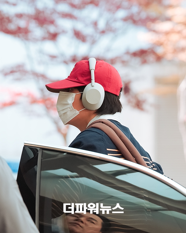 방탄소년단 뷔, 김포국제공항 출국