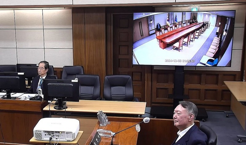 지난해 11월 열린 한덕수 전 총리 내란 재판에 증인으로 출석한 윤석열 전 대통령(사진=연합뉴스)