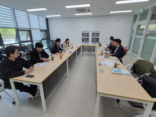 법제처(처장 조원철)는지난 16일(목) 군포미래도시지원센터(경기도 군포시 소재)를 찾아 국토교통부, 한국토지주택공사 관계자들과 함께‘찾아가는 법제심사’를 진행하고 있는 모습.(사진=법제처)