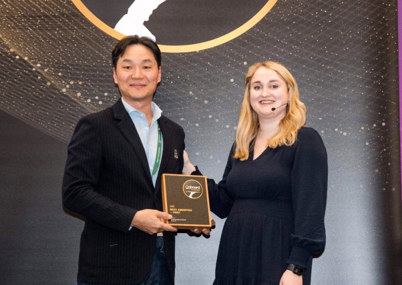 14일 독일 함부르크서 열린 ‘2026 온보드 호스피탈리티 어워즈’ 시상식에서 장성현 대한항공 마케팅/IT, 객실 및 서비스 부문 부사장이 기내 서비스 4개 부문을 수상하며 기념사진을 촬영하고 있다.(사진=대한항공)