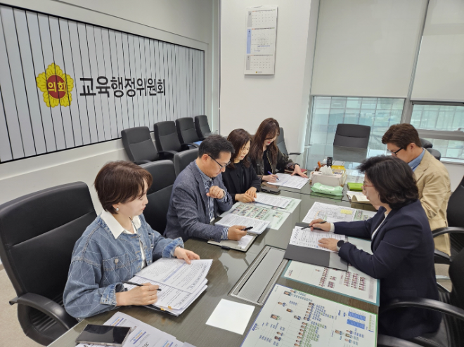 이 위원장은 경기도교육청으로부터 ‘신설학교 지하주차장 추진 현황’을 보고받았다. / 경기도의회