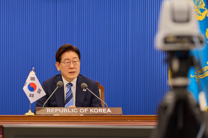 이재명 대통령이 17일 청와대에서 프랑스·영국이 주도하는 호르무즈 해협 자유항행에 관한 화상 정상회의를 하고 있다. 사진=연합뉴스