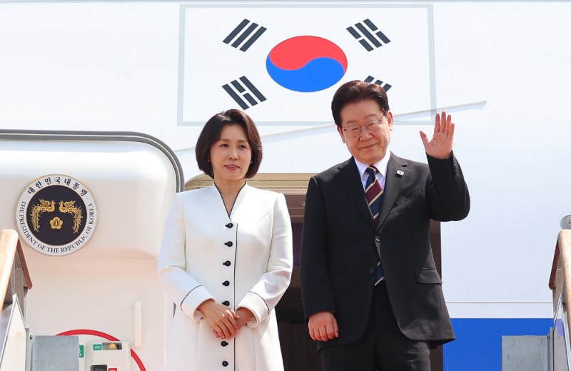 인도·베트남을 국빈 방문하는 이재명 대통령과 김혜경 여사가 19일 성남 서울공항 공군 1호기에서 환송객에게 인사하고 있다.(사진=연합뉴스)