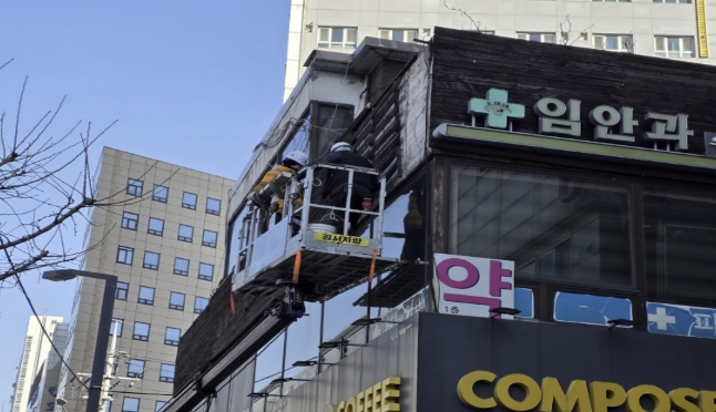 금천구가 풍수해에 대비해 옥외광고물 안전점검을 실시하고 있다