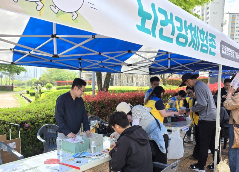 갑을장유병원 의료진이 지난 18일 김해시 일원에서 열린 ‘2026년 한마음 치매극복 걷기행사’에서 건강체험부스를 운영하며 시민들에게 건강상담을 진행하고 있다.(사진=KBI그룹)