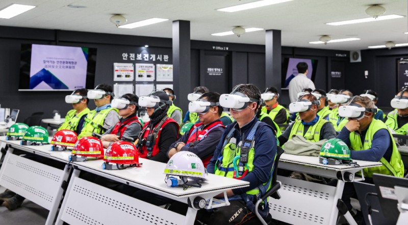 현장 근로자들이 ‘찾아가는 안전문화체험관’ 교육에 참여해 VR 장비를 활용한 체험형 콘텐츠로 안전교육을 받고 있다.(사진=현대건설)