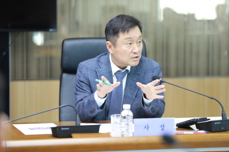 최인호 주택도시보증공사 사장이 긴급 현안점검회의에서 발언을 하고 있다.(사진=HUG)