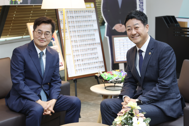 김동연 지사는 20일 김진경 경기도의회 의장과 최종현 더불어민주당 대표의원을 만나 복귀 인사를 전하고, 민생경제 회복을 위한 추가경정예산안 처리에 협조를 당부했다. / 경기도