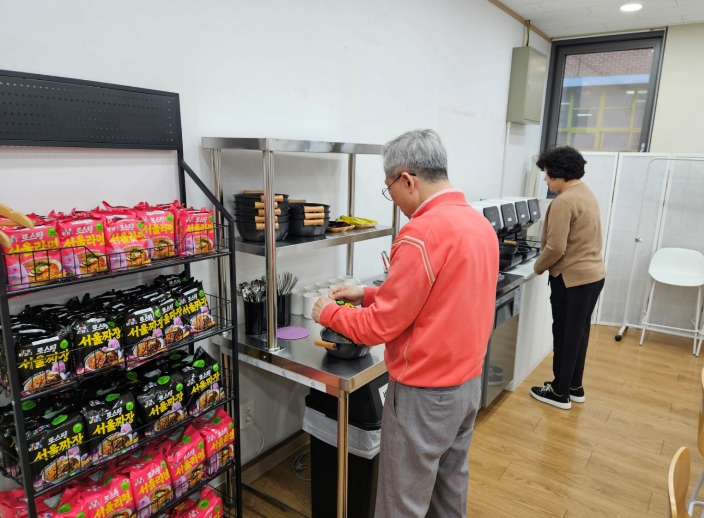 라면 등 간편식품으로 따뜻한 한 끼를 나누며 소통할 수 있는 ‘사회적 교류 공간’ 모습