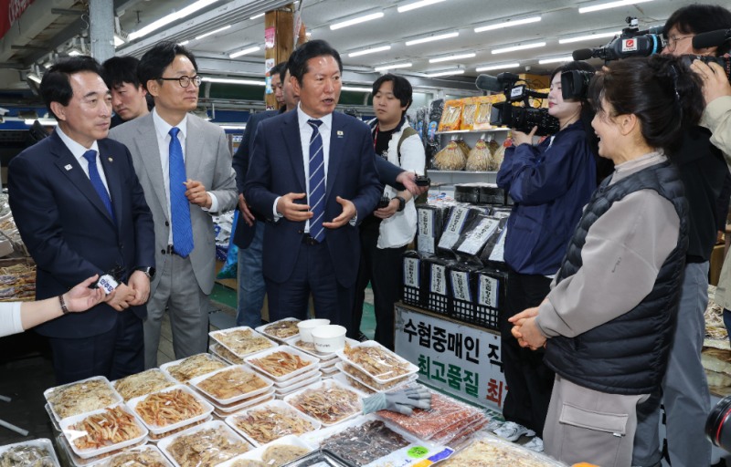 전통시장 상인과 인사하는 민주당 정청래 대표(사진=연합뉴스)
