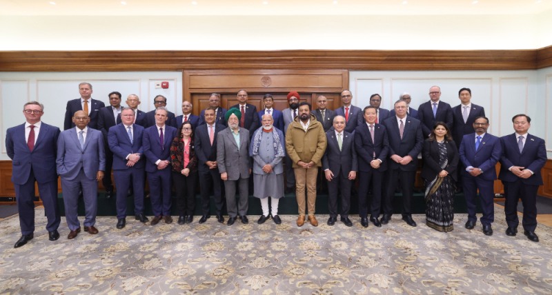 지난 1월 인도 뉴델리 총리 관저에서 ‘글로벌 에너지 리더 라운드테이블(Global Energy Leader Roundtable)’이 개최됐다. HD현대 정기선 회장(뒷열 맨 오른쪽)과 HD한국조선해양 김형관 대표(앞열 맨 오른쪽)는 국내 기업인 중 유일하게 인도 나렌드라 모디(Narendra Modi) 총리의 초청을 받아 행사에 참석했다.