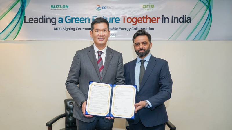 20일 인도 델리에서 GS건설 허윤홍 대표(사진 왼쪽)과 아리 에너지(Arie Energy) 비슈와지트 파르마르(Vishwajitsinh Parmar) 대표가 업무협약을 체결하고 기념사진을 촬영하고 있다.(사진=GS건설)