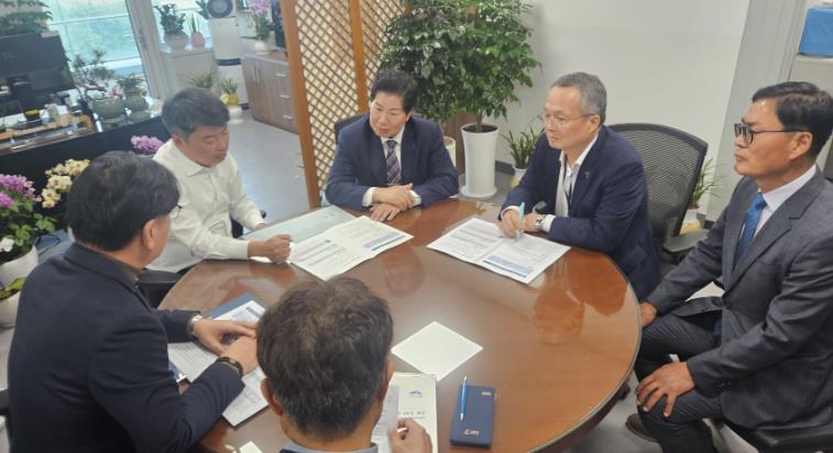 고흥군, 지역현안 해결을 위한 예산확보 총력 대응 (4) - 21일 공영민 고흥군수가 기획예산처 예산실에서 주요 사업의 타당성을 설명하며 예산 지원을 건의하고 있다