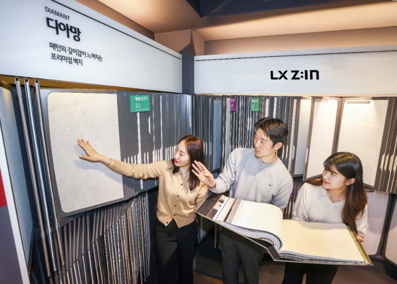 LX하우시스 지인스퀘어를 방문한 고객들이 환경성적표지를 획득한 '디아망' 벽지를 살펴보고 있는 모습.(사진=LX하우시스)
