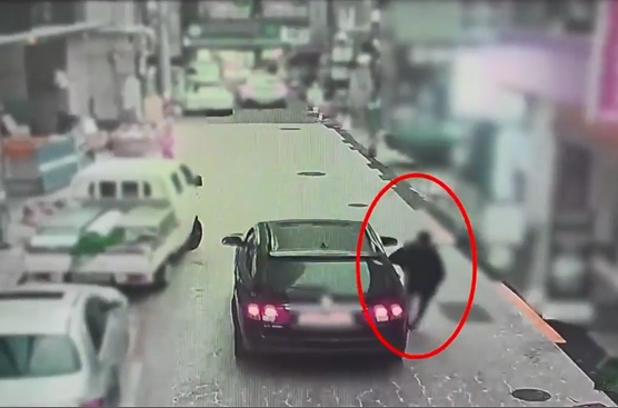 2026. 1. 10 오전 7시 50분경 부산진구 부전로152번길 68 짱노래방 앞 범행장면(피해금 20만원). (제공=부산경찰청)