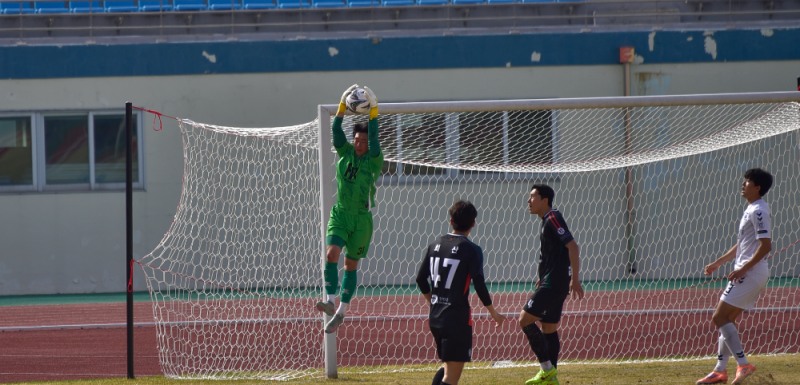 지난 12일 진천군 생거진천종합운동장에서 열린 평창 유나이티드 FC와의 K4리그 6라운드 홈경기에서 진천 HR FC 김성훈 선수(녹색 유니폼)가 공중볼을 안정적으로 처리하고 있다. /사진=HR레포츠㈜ 제공