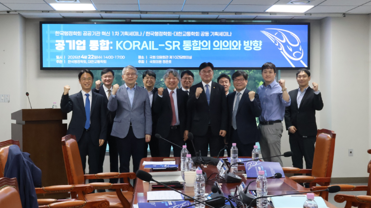 정준호 (앞줄 가운데) 국회의원 (사진=의원실)