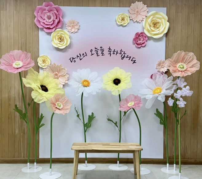 충주시, 민원실에 ‘행복 포토존’ 운영… 시민의 특별한 순간 기념