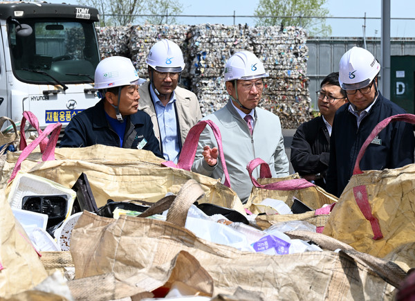 유정복 인천시장이 자원순환 현장을 둘러보고 있다.