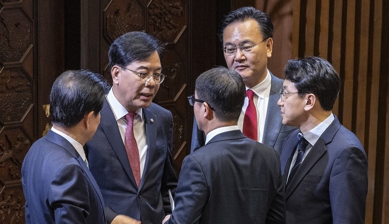 정동영 통일부 장관과 대화하는 여야 원내지도부(사진=연합뉴스)