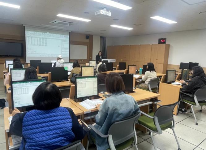 모두애학교 컴퓨터활용능력2급 강좌에 참여한 시민들이 평생학습관에서 자격증교육을 받고 있다