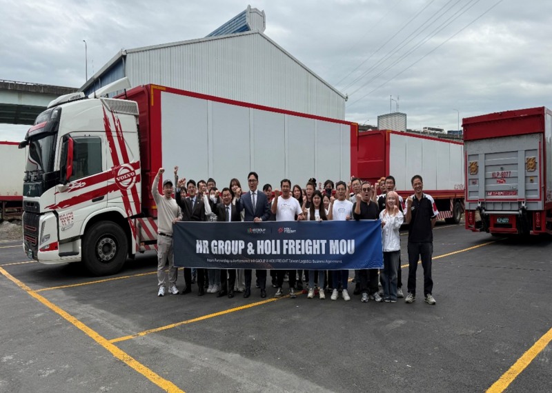 HR그룹과 홀리 화물 임직원들이 업무협약(MOU) 체결을 기념해 함께 단체 기념촬영을 하고 있다. / 사진=HR그룹㈜ 미디어팀 제공