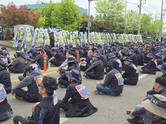 4월 23일 오후 CU 진주물류센터 앞에서 약식 집회를 갖고 있다.(사진제공=화물연대)