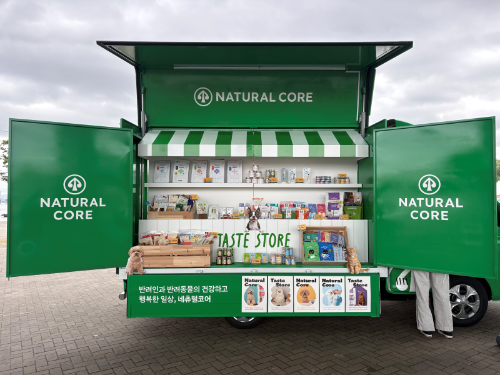 네츄럴코어, 여의도 한강공원 펫푸드 트럭 팝업…제품 50종 최대 50% 할인