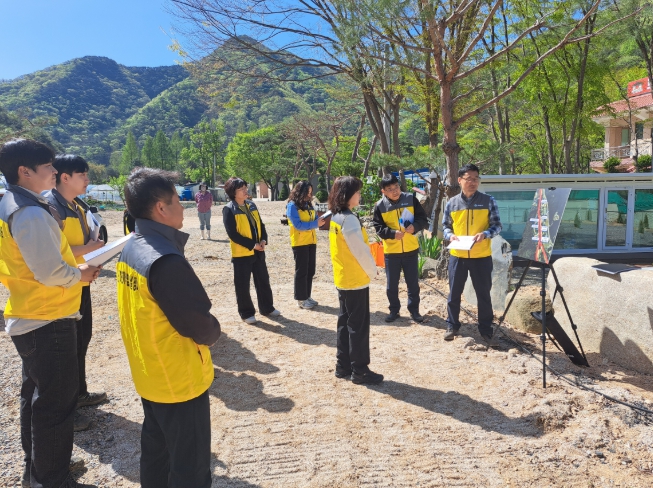 이수현 괴산부군수가 24일 청천면 상신리 신월천 일대를 점검하고 있다.