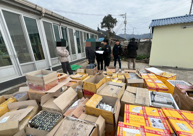 밀수입한 담배 압수하는 태안해경.(사진=태안해경)