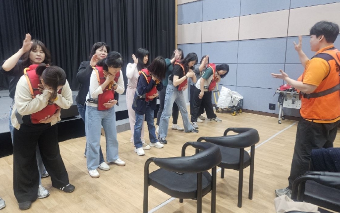 충남 계룡시는 24일 어린이 안전사고 대응 역량 강화를 위해 ‘어린이 이용시설 종사자 안전교육’을 실시했다.