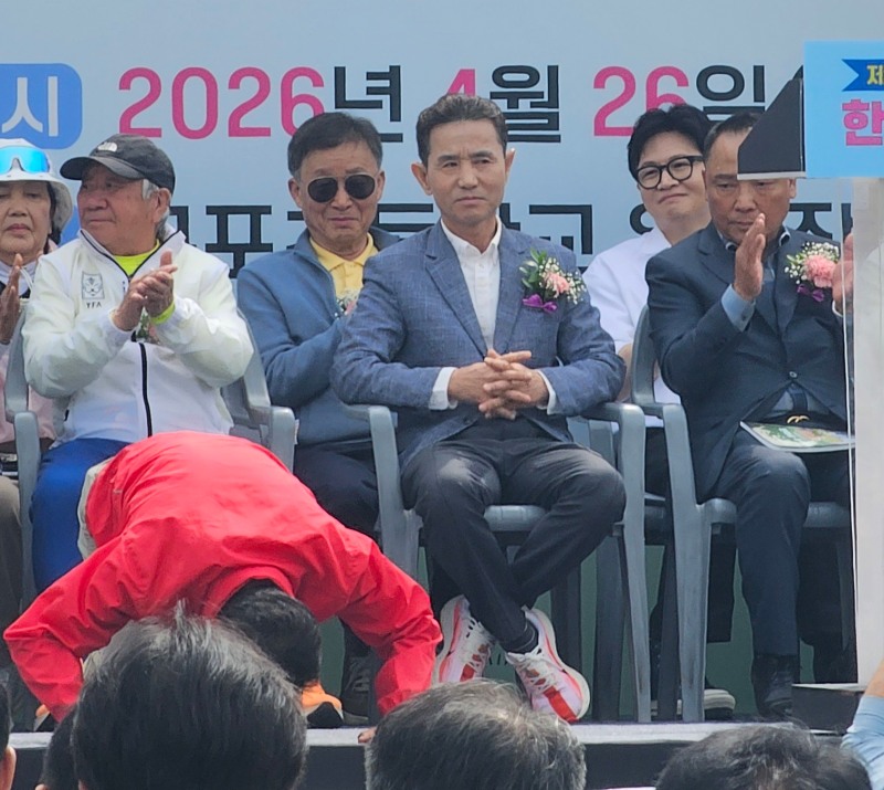 박민식 전 장관이 동문들에 큰절하는 모습을 지켜보고 있는 한동훈 전 국민의힘 대표.(사진=김지윤 기자)