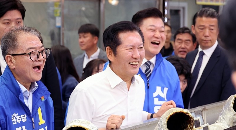 단양 구경시장 찾은 민주당 정청래 대표(사진=연합뉴스)