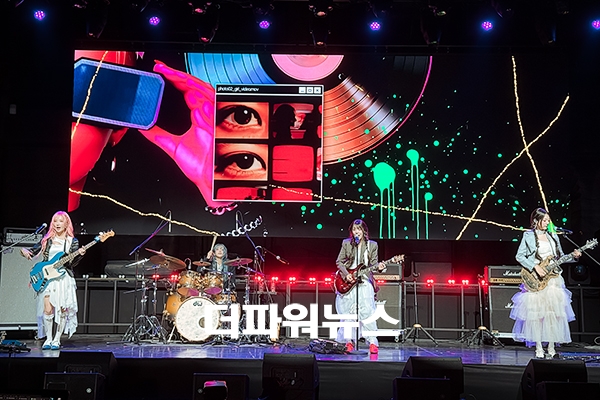 QWER(큐더블유이알), 미니 4집 'CEREMONY' 쇼케이스