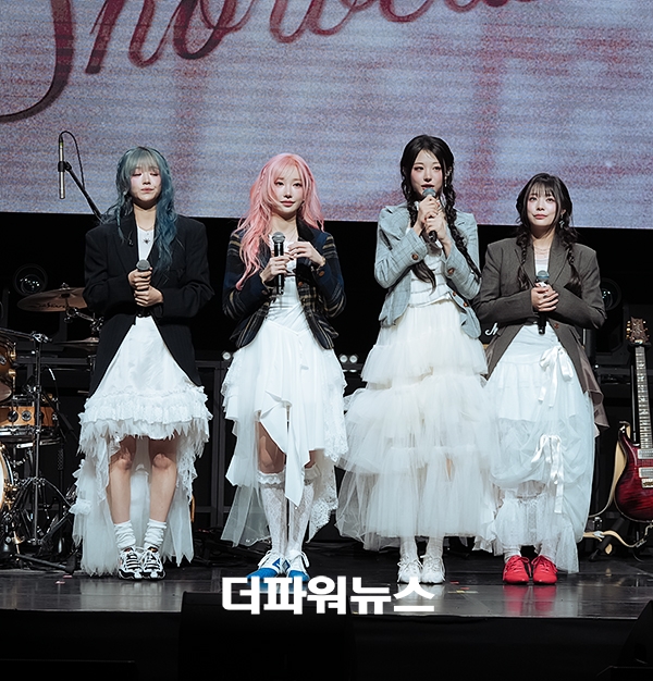 QWER(큐더블유이알), 미니 4집 'CEREMONY' 쇼케이스