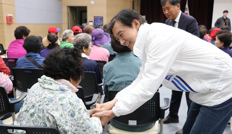 서부노인대학 방문한 조국(사진=연합뉴스)