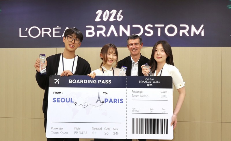 ‘2026 로레알 브랜드스톰’ 국내 결선에서 최종 우승을 차지한 ‘오, 리얼!’ 팀과 로레알코리아 로드리고 피자로 대표가 기념사진 촬영을 하고 있다.